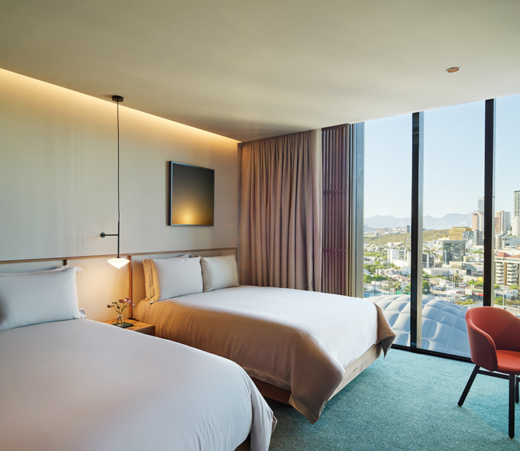 Habitación con cama King size en hotel IHG en Monterrey
